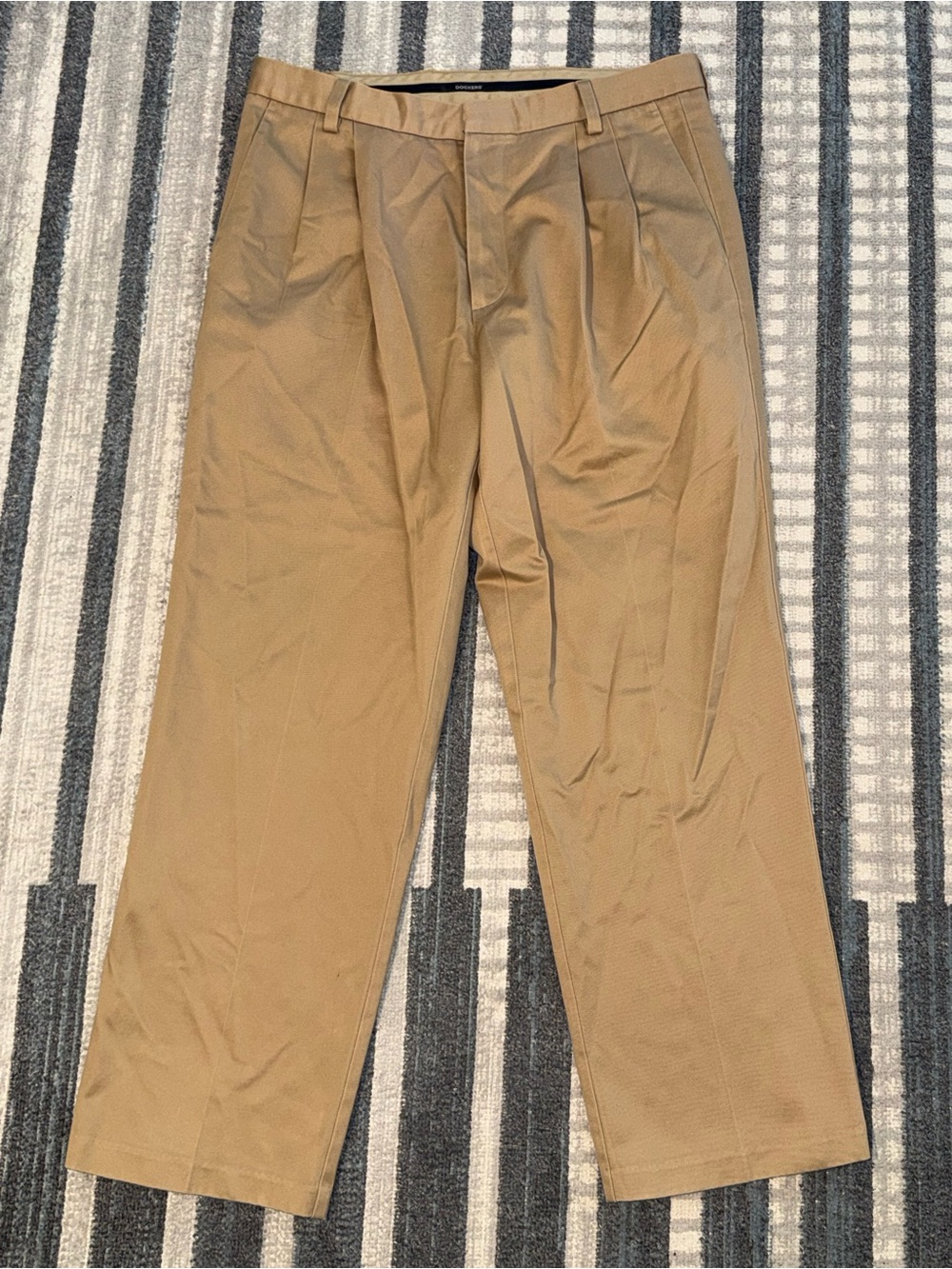 Dockers Men's Classic Fit Pleated Chino Pants in Khaki Size 33x30 Cotton